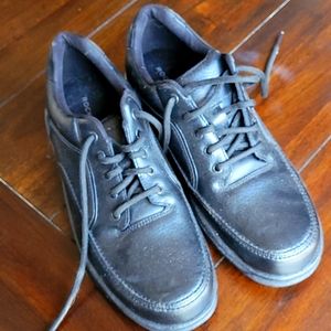 Men's size 10.5 black leather shoes